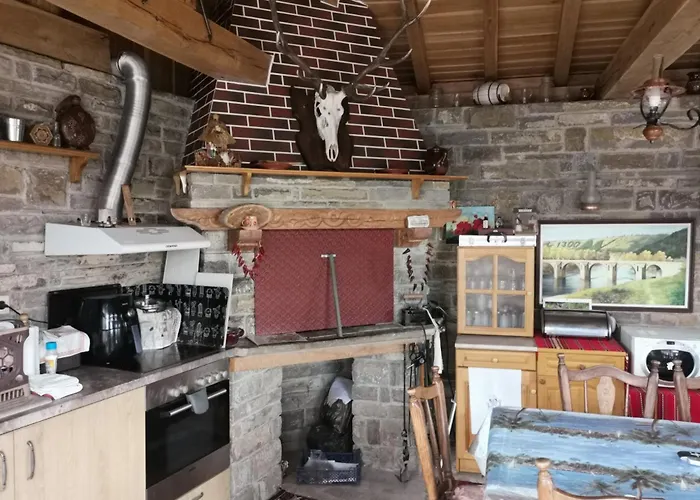 Нощувка със закуска (B & B) Affordable With Bbq 5 Min Drive From Lusi